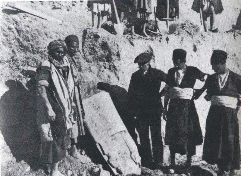 کتابخانه سیمرغ: لحظه کشف منشور حمورابی در شوش ایران(دسامبر سال 1901)ستون حاوی قانون حمورابی در اوایل سال 1901 توسط گروه اکتشافی ژاک د مو