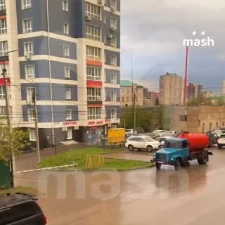 Самые блатные номера в Уфе оказались у говновоза. Элитные циферки "001" и зеркальные букАвки "хух" стоят сотни тысяч рублей. Плюсом — фулл-тонировка, которая тоже обойдётся в круглую сумму.Наши папещики сняли этот праймовый дерьмомобиль в Кировском районе 