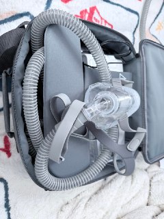 用了两天呼吸机之后的感受：睡觉居然会不累，睡多了居然会不头痛notes：单水平呼吸机就是只对你吹气的感觉，双水平是呼气和吸气都帮你助力，推荐双水平。品牌的话很多，两三千块钱的功能都比较少有预算就买贵的（减少很多痛苦和不适）推荐朋友的产品（可孚），他们给呼吸机加了端侧模型，据说效果会好很多。很可惜我的可孚还没到货🤔