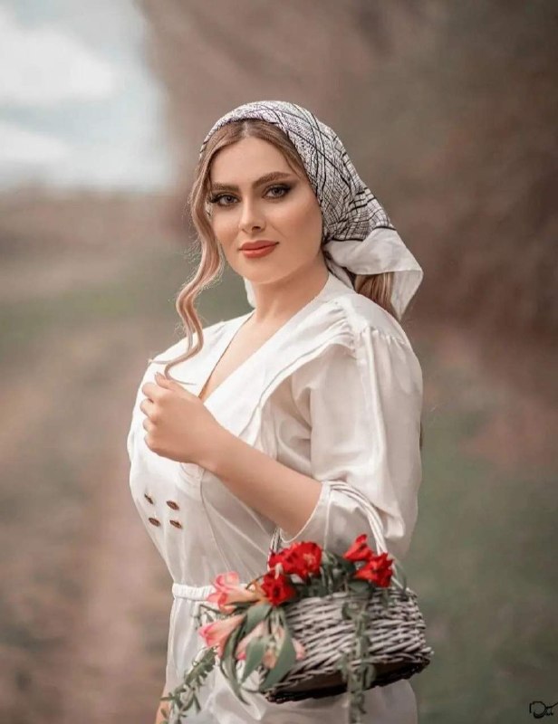 💙عشق و دلتنگی💙: ‏ظهر است ز خرمے جهان می‌خنددهر قطرہ بہ بحر بیڪران می‌خنددبو در گل و نشئہ در مے و مے در جاماز شوق، زمیـن و آسمان می‌خنددظ