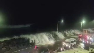 ציקלון ארנב פוגע בהודו: יותר מ-100 אלף איש פונו החזאים מעריכים מהירויות רוח מתמשכות של כ-150 קמ"ש, עם משבים…