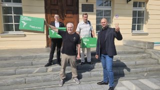 «Яблоко» зарегистрировали на выборы в парламент Свердловской областиИзбирком Свердловской области зарегистрировал список кандидатов от «Яблока» на выборы в Законодательное собрание региона. Об этом сообщает «Екатеринбургское Яблоко».Всего партия выдвинула 