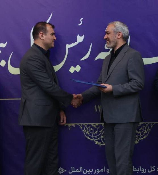 محمد تاجیک/دیپلماسی صله رحم را جدی بگیریم: 🔺تذکر وزیر اقتصاد به رئیس کل بیمه مرکزی🔹وزیر اقتصاد سیدعلی مدنی‌زاده امروز به رئیس بیمه مرکزی موسی رضایی بابت برگزاری مر