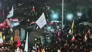 ארונו של "המנהיג שנהרג" עלי ח'אמנאי בכרבלא הקדושה