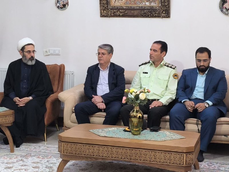 اسلام آبادخبر: دیدار مسئولان اسلامآبادغرب با خانواده شهید بندر نورایی🔹همزمان با هفته دولت، جمعی از مسئولان شهرستان اسلامآبادغرب با حض