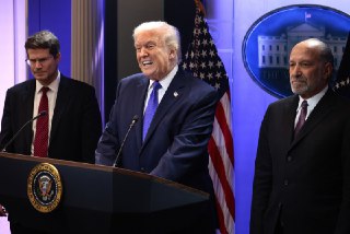 Верховный суд США признал незаконными введенные Трампом импортные пошлины  Верховный суд признал, что президент США Дональд Трамп превысил полномочия, когда вводил тарифы против других стран, ссылаясь на закон 1977 года — он предназначен для использования…