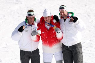 Первое золото Олимпиады-2026 выиграл спортсмен из Швейцарии Франьо фон Алльмен в мужском горнолыжном спуске, сообщает пресс-служба Зимних Олимпийских игр в Милане. Швейцарец прошел дистанцию за 1 минуту и 51.61 секунды. Серебро и бронзу выиграли спортсмены