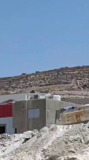 מתנחל מסתער על ג'בל אלאסור סמוך לאזור התעשייה באל-מזרע אל-שרקייה, צפונית מזרחית לרמאללה.