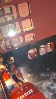 אוניית השייט הספינה שלי 3 מתנגשת בספינת מכולות בגרמניה האירוע התרחש בזמן שהספינה יצאה מנמל ברמרהאבן שבצפון…