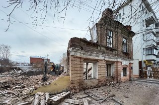 Аббревиатуру КРТ можно расшифровать так: передел земли в пользу застройщиковКогда в законодательстве появилось понятие «комплексного развития территорий» (КРТ), опасности этой процедуры для граждан были предсказуемы, но считались чисто теоретическими.Теори