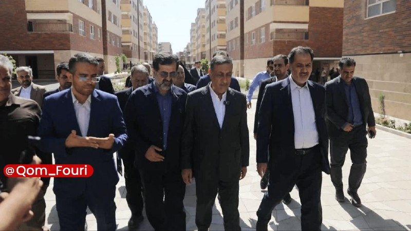 اخبار فوری قم 🌐: بازدید معاون اجرایی رئیس‌جمهور از تحویل ۴۱۹۸ واحد مسکونی به مردم🔹جعفر قائم‌پناه، معاون اجرایی رئیس‌جمهور، در ادامه سفر خ