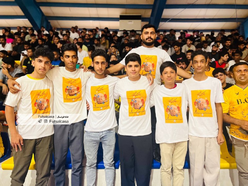 خانه فوتسال-Futsalcasa: 📌 در حاشیه داربی هرمزگان از هفته اول #لیگ_برتر 📸 گرامیداشت شهدای میناب توسط جمعی از هواداران تیم پالایش نفت➖➖➖➖ ▕خانه فو