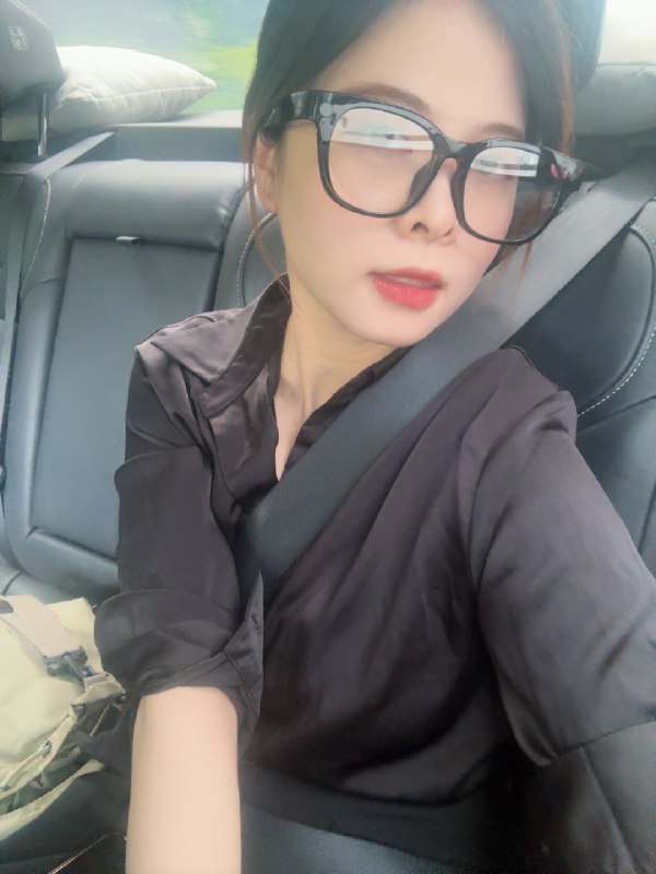 出门了！这么看小米AI眼镜戴着还挺攻的，就是这个镜片拍照老反光图5图6是用小米眼镜拍的，像素低，没防抖，进光量也不够暗暗的，确实很像偷拍哈，给大家参考下出门了！这么看小米AI眼镜戴着还挺攻的，就是这个镜片拍照老反光图5图6是用小米眼镜拍的，像素低，没防抖，进光量也不够暗暗的，确实很像偷拍哈，给大家参考下