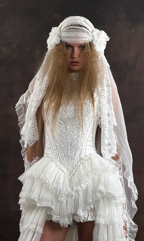 Подготовка парика к укладке и работа с текстуройБаза: нанесла термозащиту и выпрямила волосы стайлером на 180°C. Тем самым создала гладкое полотно, от которого можно строить текстуру.Текстура и выбор инструмента: изначально рассматривала афро-плойку, но она давала бы более круглый, «понятный» завиток. Для нужного характера образа RARA требовалась более модная, ломаная текстура, от рисунка переходящая во взрывной объём. Поэтому выбрала технику накрутки на шпильки.Формирование рисунка: выделяя небольшие пряди, накручивала их на шпильки с низкой оттяжкой — так после вычёсывания сохраняется характерная линия в начале завитка, а длина легко раскрывается в объём.Фиксация: прогревала пряди стайлером, затем дала им полностью остыть.Финиш: сняла шпильки и аккуратно вычесала волосы до нужной формы и распределения текстур. Моя цель — сохранить рисунок, воздух между прямыми и накрученными секциями, и форму, которая выглядит современно.Так парик перестал быть просто заменой волос — он стал частью образа, усилил стилистику бренда и позволил показать модель в новом художественном диапазоне.P.S. На сторис модели ответили сотни подписчиков — многие писали, что с этими волосами она помолодела минимум на 15 лет 😄🫢Подготовка парика к укладке и работа с текстуройБаза: нанесла термозащиту и выпрямила волосы стайлером на 180°C. Тем самым создала гладкое полотно, от которого можно строить текстуру.Текстура и выбор инструмента: изначально рассматривала афро-плойку, но она давала бы более круглый, «понятный» завиток. Для нужного характера образа RARA требовалась более модная, ломаная текстура, от рисунка переходящая во взрывной объём. Поэтому выбрала технику накрутки на шпильки.Формирование рисунка: выделяя небольшие пряди, накручивала их на шпильки с низкой оттяжкой — так после вычёсывания сохраняется характерная линия в начале завитка, а длина легко раскрывается в объём.Фиксация: прогревала пряди стайлером, затем дала им полностью остыть.Финиш: сняла шпильки и аккуратно вычесала волосы до нужной формы и распределения текстур. Моя цель — сохранить рисунок, воздух между прямыми и накрученными секциями, и форму, которая выглядит современно.Так парик перестал быть просто заменой волос — он стал частью образа, усилил стилистику бренда и позволил показать модель в новом художественном диапазоне.P.S. На сторис модели ответили сотни подписчиков — многие писали, что с этими волосами она помолодела минимум на 15 лет 😄🫢