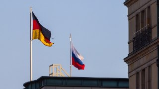 Немецкие спецслужбы связывают с ГРУ одного из подозреваемых в атаке на аэропорт ЛейпцигаНемецкие следователи установили личности двух предполагаемых участников атаки беспилотников на аэропорт Лейпциг/Халле. Один из них может быть связан с российской военно