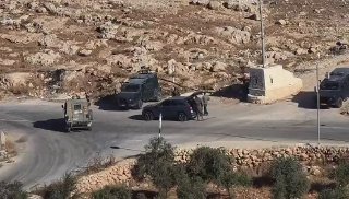 כוחות הכיבוש ממשיכים לסגור את הכניסה לכפר אל-מוג'יר, צפונית מזרחית לרמאללה.