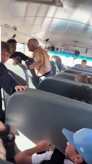 Човекът в боксерките му унищожава цял магазин, пътеката до пътеката...