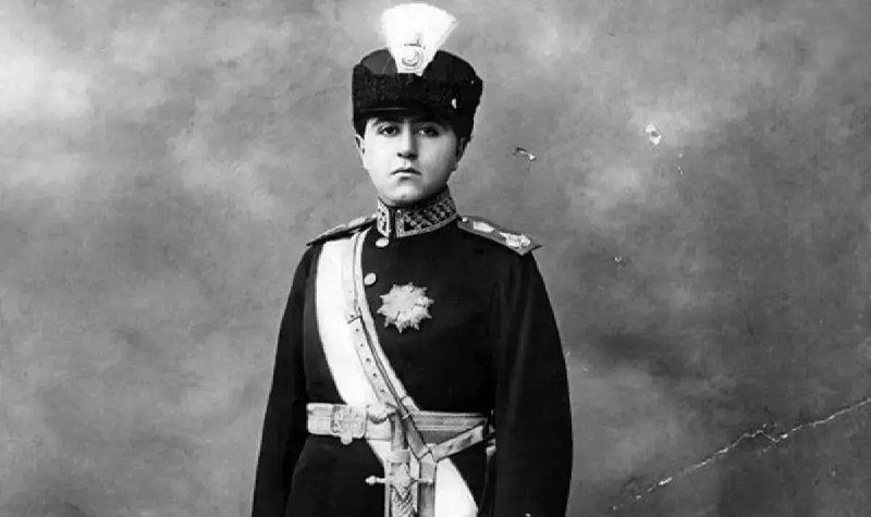 عصر ایران: لحظه دیدار احمدشاه قاجار با آخرین سلطان عثمانی؛ سال 1304 (عکس) + شرحی متفاوت🔹️ در ادامه تصویری کمتر دیده شده از دیدار ا