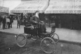 The first car appeared on the streets of Washington in 1899.The $750 vehicle, with an engine producing just 4 horsepower, attracted a crowd of onlookers—people gathered to see the marvel of technology: a carriage that moved... without horses.Time Machine |