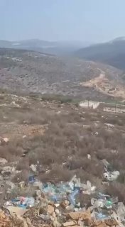מתנחלים תוקפים חקלאים באזור אל-שבת בעיירה עמאטין, מזרחית לקלקיליה.