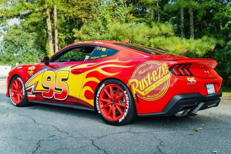 Владелец нового Ford Mustang GT превратил свой автомобиль в Молнию Маккуина 2