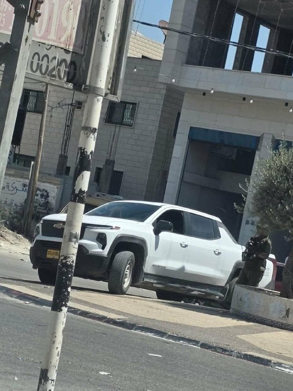 מתנחלים לובשים מדי צבא כיבוש סוגרים חנויות בעיירה חווארה, דרומית לשכם.