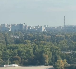 צילומים מהיום בקייב, הכובשים הרוסים פגעו בגשר פיבניצ'ני עם שאהד או בנדרול המופעל על ידי סילון ממש בתנועה בשעות היום.