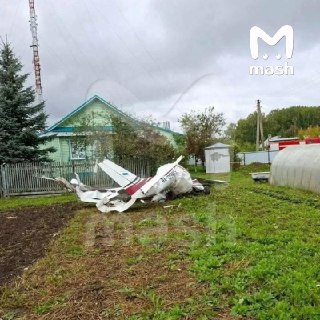 Пилот и пассажир погибли в результате крушения легкомоторного двухместного самолета Cessna 172 в Татарстане.Предварительно, борт столкнулся с телевышкой в селе Шемордан и упал на территорию частного дома, люди погибли на месте. На земле разрушений и возгор
