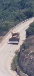 4 דחפורים של צבא הכיבוש מתקדמים מהעיירה החולה לכיוון ואדי סלוקי, בדרום לבנון.
