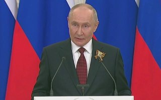 Владимир Путин готов встретиться с Зеленским не только в Москве, но и в третьей стране, но уже для подписания договора. Об этом президент РФ заявил на пресс-подходе в Кремле. Собрали главное:— Конфликт на Украине идёт к завершению.— Россия готова к перегов