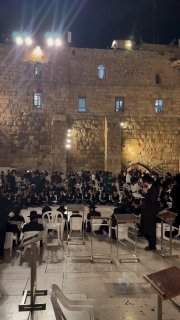מתנחלים במספרים גדולים מסתערים על כיכר חומת בורק, ממערב למסגד אל-אקצא, ומקיימים טקסים תלמודיים.