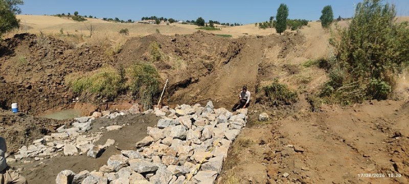 پایگاه خبری بانه پرس: 🔴 آغاز عملیات پی کنی واحداث سازه های آبخیزداری سدهای رسوبگیر ملاتی در رودخانه اصلی روستاهای آلی ماکان، یعقوب آباد و کانی