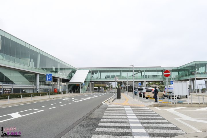 日本茨城縣-日立冷氣廣告的場景，如同漂浮在海面的玻璃車站與咖啡廳