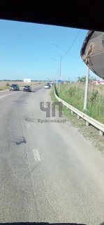 На Крымском мосту возникла многокилометровая пробка в сторону Кубани. Сейчас в аннексированном регионе наблюдается дефицит топлива  В пробке перед Крымским мостом со стороны аннексированной Керчи стоит почти 800 автомобилей. Об этом сообщается в телеграм-к