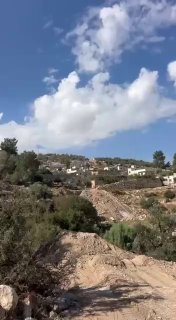 דחפורי ישראל הישראלי הורסים בית פלסטיני בעיירה תרקומיה, ממערב לעיר חברון.