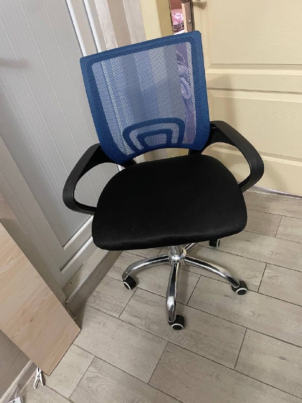 Продам компьютерное кресло стул, в хорошем состоянии, газ лифт рабочий, цена 80 лари — фото 1