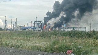 Кадры последствий атаки на Омский НПЗ.  Омский НПЗ — крупнейший российский НПЗ по объему нефтепереработки. Завод находится примерно в двух с половиной тысячах километров от границы с Украиной.