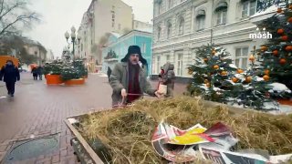 Телегу собрались заблокировать в России. Но не нашу — деревянную, с колёсами и первым тиражом газеты Mash. За пару часов на Арбате мы раздали почти 1000 экземпляров и всё записали на видео: в главных ролях вы, дорогие папещики, и наши славные усачи — корре