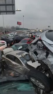 Из-за тумана и гололеда в китайском Сучжоу столкнулись более 100 автомобилей.