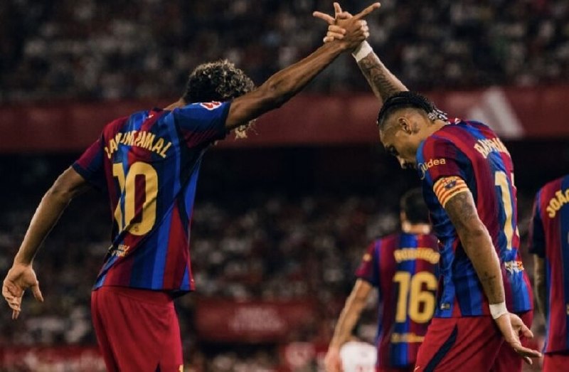 The hat-trick of the Spanish league and Rafinha against Sevilla/Shebatalion Flick is still on top of the league
