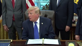 JUST IN - טראמפ על קנדה: "אנחנו הולכים לנצח הכל. אפילו יש לנו... אגם אונטריו הוא עכשיו אגם אמריקה. הם [קנדה] הולכים להיכנס ולהגיד, "אדוני, אנחנו מאוד מצטערים"