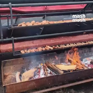 Мальчик: приеду пожарю стейки на огне.Мужчина: пожарю мясо на комбайне, на котором приехал. Настоящую мужицкую шашлычку установили на празднике урожая в белорусском городе Бабиничи.картошку пожарят на синем тракторе❗ Подписывайся на Mash в MAX | Telegram