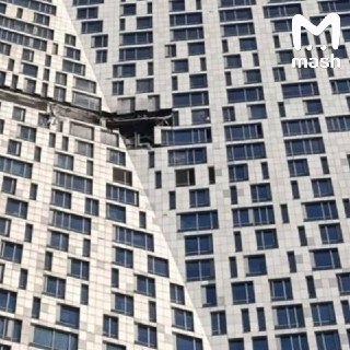 Жильцы высотки на Мосфильмовской, куда влетел украинский БПЛА, потребовали независимую экспертизу с участием архитекторов и инженеров — из-за страха обрушения сложной конструкции дома. В планах — оценить ущерб и возможные риски.По данным Mash, при первично