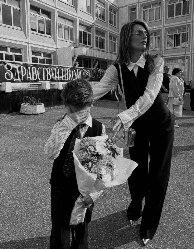 Саша Савельева отдала сына Леона в школу в Москве.