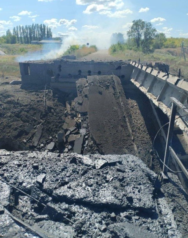 🇷🇺🇺🇦️ - הכוחות המזוינים הרוסים הרסו גשר מעל נהר קז'ני טורץ ליד העיר סלובאנסק במחוז דונייצק.