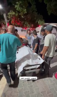 רגע ההרוג הגיע לבית החולים אל-שיפא בעקבות הפצצת הכיבוש של דירת מגורים ברחוב הירמוך, צפונית מערבית לעיר עזה.