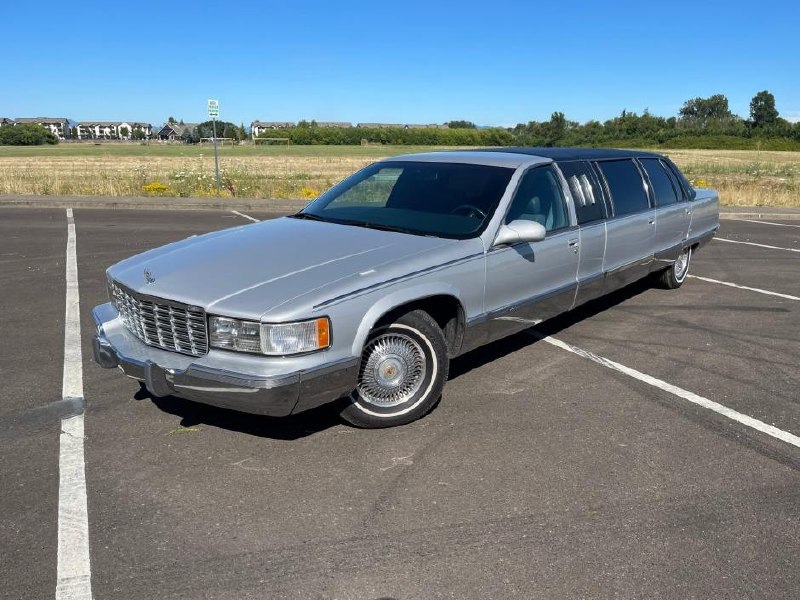 🚗💎 Впечатляющая трансформация классики: 1995 Cadillac Fleetwood в люксовой лим