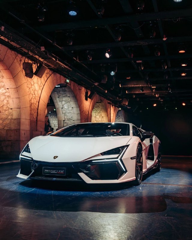 Lamborghini Revuelto 5