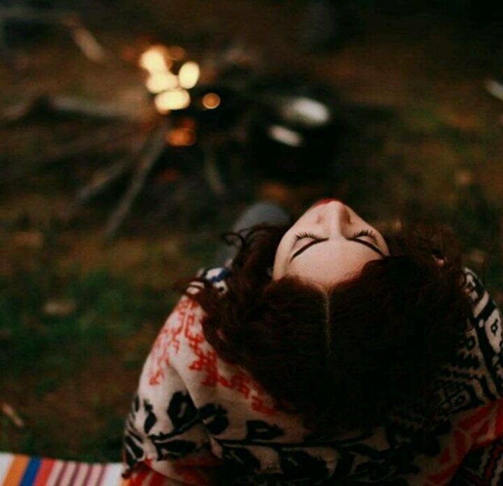" شــــباهنگام ": لیلی!چشمت خراج سلطنت شب رااز شاعران شرق طلب میکندآرامتر بخوانآواز فاصلههای نگاه رادر باغ کوچههای فرصت و میعادبگشای