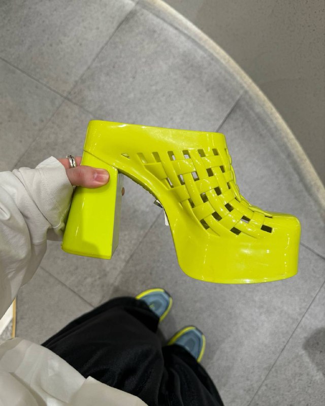 Шопинг Магазинов тьма, а меня как всегда потянуло на агли шузы… Не знаю какие выбрать для Питера. Это резина по кг каждый клог,коллаборации бренда Melissa и Y.Project / Marshall ColumbiaШопинг Магазинов тьма, а меня как всегда потянуло на агли шузы… Не знаю какие выбрать для Питера. Это резина по кг каждый клог,коллаборации бренда Melissa и Y.Project / Marshall Columbia